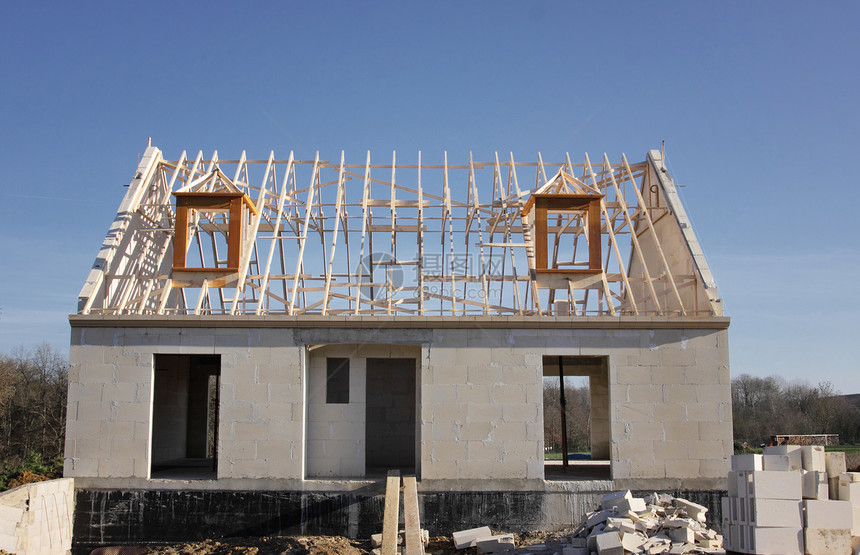 正在建造的房屋 屋顶结构为木柴邮政窗户指甲构造水泥木头建筑学木材木工木板图片
