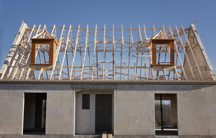 正在建造的房屋 屋顶结构为木柴窗户指甲木头木材蓝色天空构造房子木工劳动图片