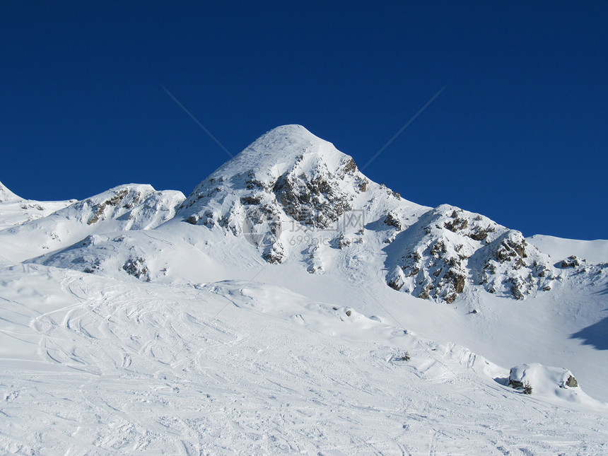 阿尔卑斯山的景象 高山上的蓝天空寒冷天空蓝色青鸟丘陵爬坡山脉图片