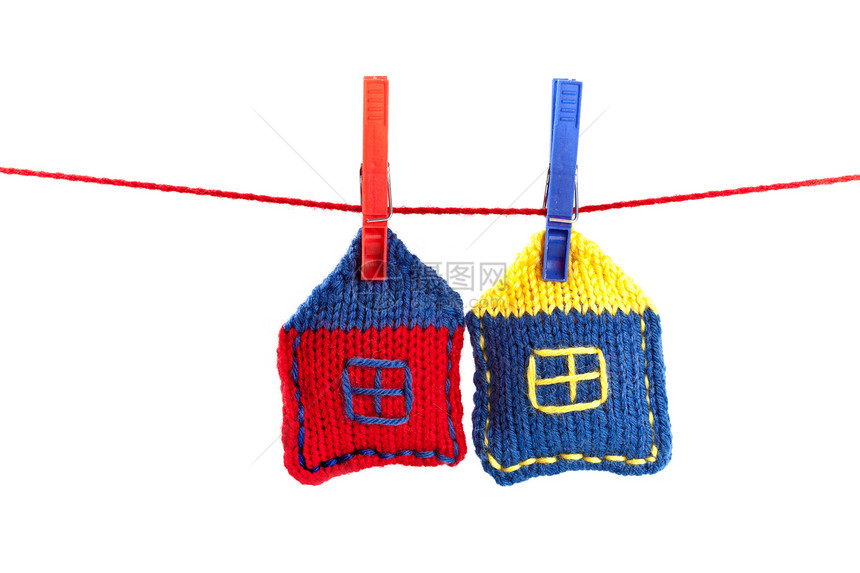两座彩色编织的房屋红色玩具细绳羊毛房子建筑学黄色条纹纺织品窗户图片