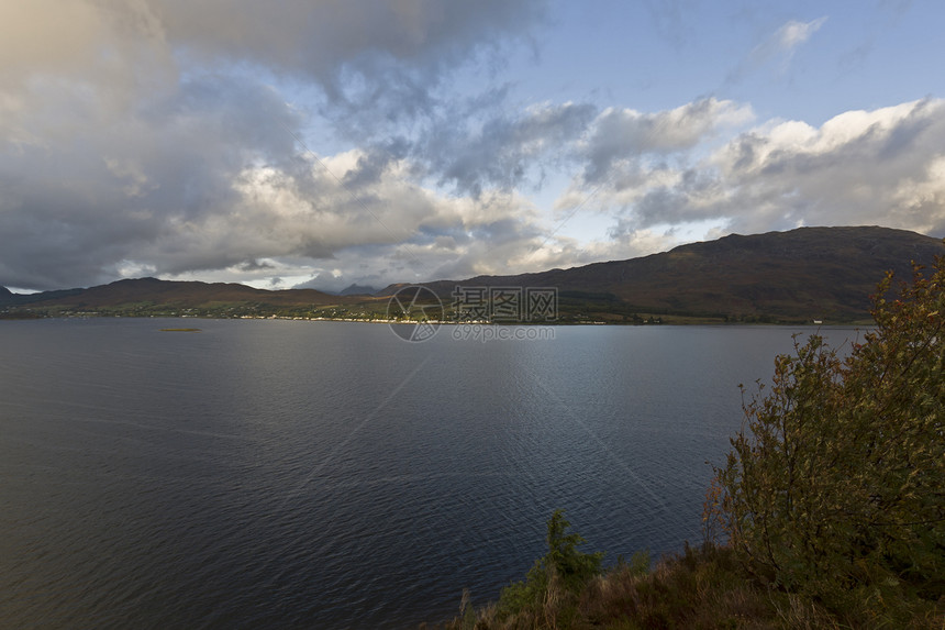 在苏格兰湖中图片