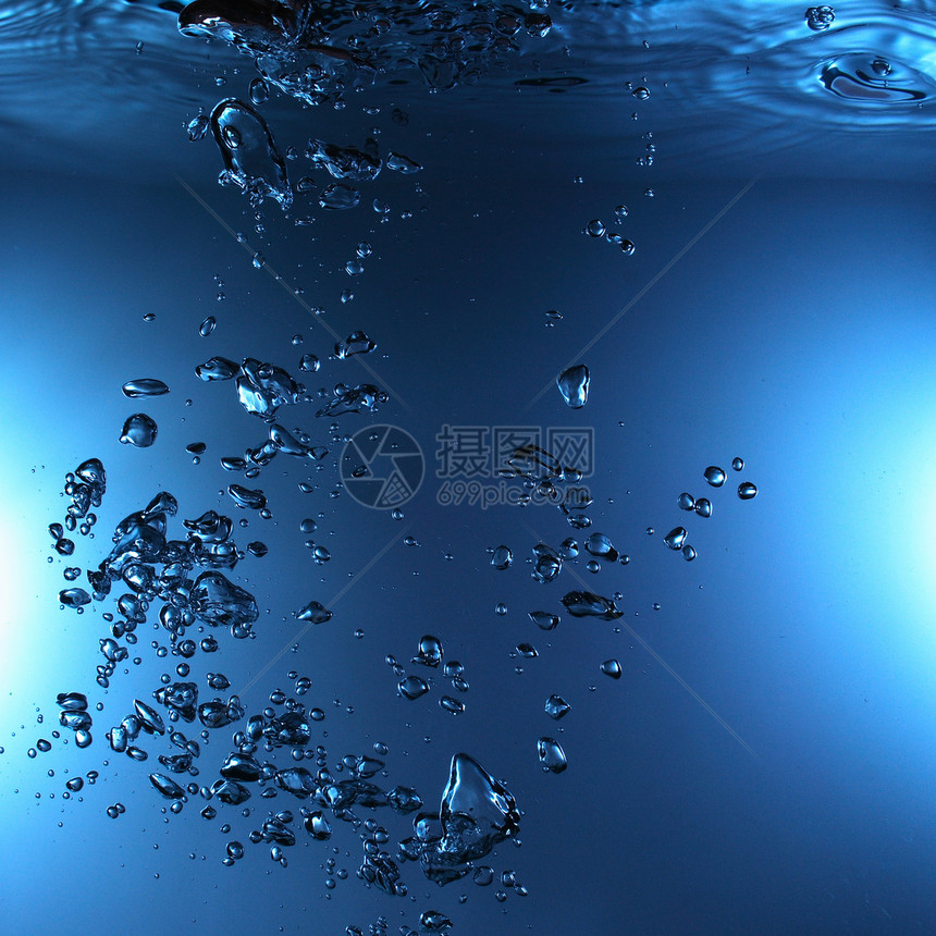 带泡沫的淡水卫生口渴玻璃摄影浴缸水滴气泡液体洁净速度图片