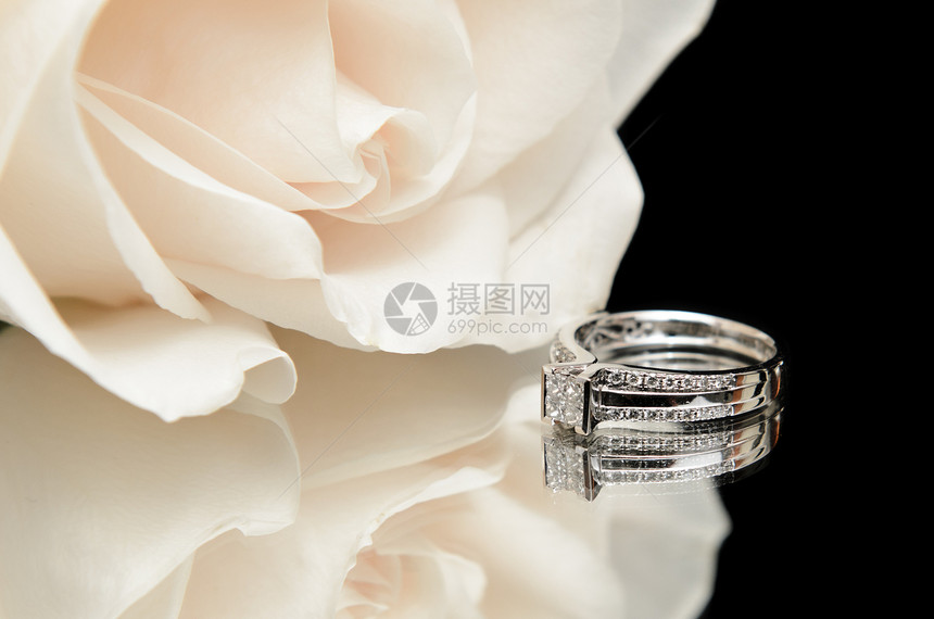 钻石接触环婚礼花瓣金子玫瑰订婚珠宝戒指展示白色宝石图片