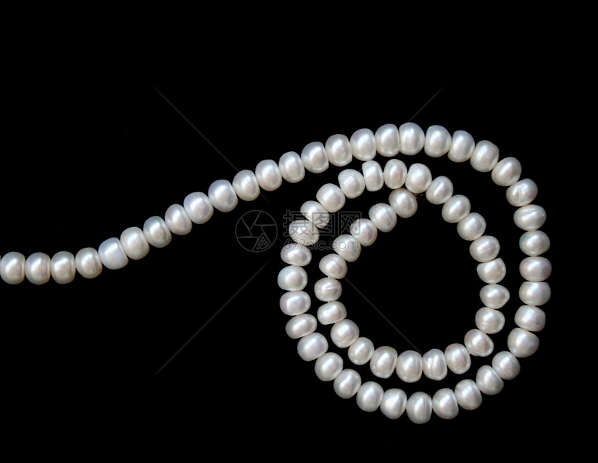 黑天鹅绒上的白珍珠珠子光泽度礼物展示细绳手镯配饰项链奢华象牙图片