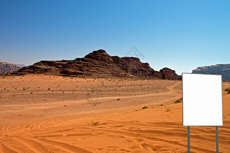 沙漠中的广告牌街道标语运动营销人行道运输广告账单路标海报背景图片