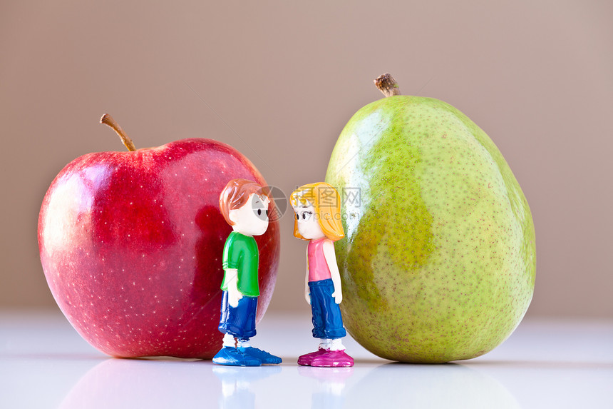 讨论健康营养的女童和男孩梨和苹果食物白色女孩饮食水果玩具红色深红色合伙棕色图片