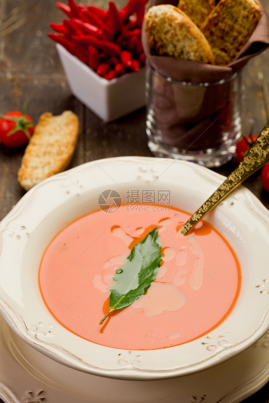 番茄汤金子午餐美食液体奶油状辣椒树叶勺子红色奶油图片