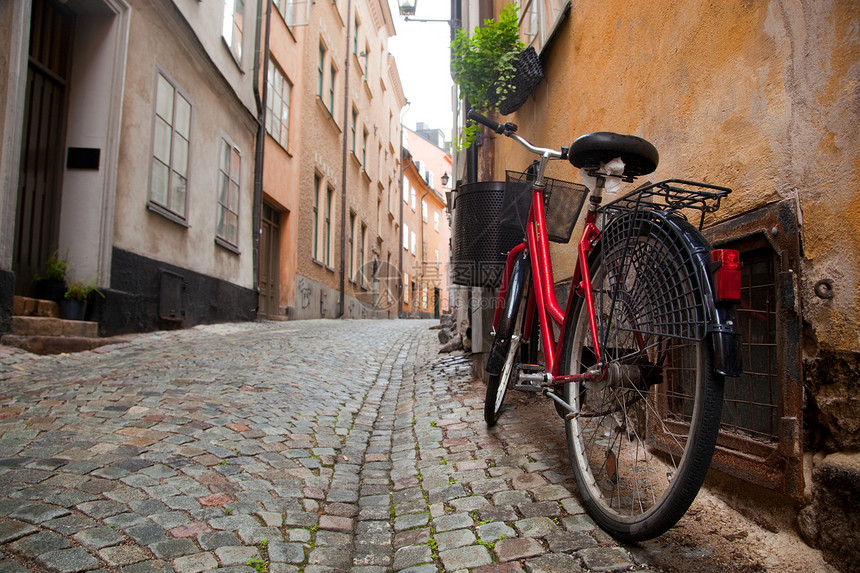 一辆自行车在旧城的Stashholm图片