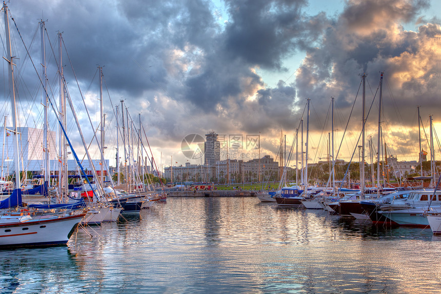 巴塞罗那港的船舰蓝色出口旅游起重机码头城市商品天空货物国际图片