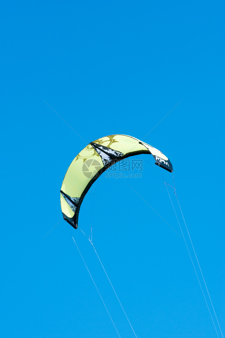 风花冲浪海滩天空竞赛蓝色享受假期空气爱好齿轮风筝图片