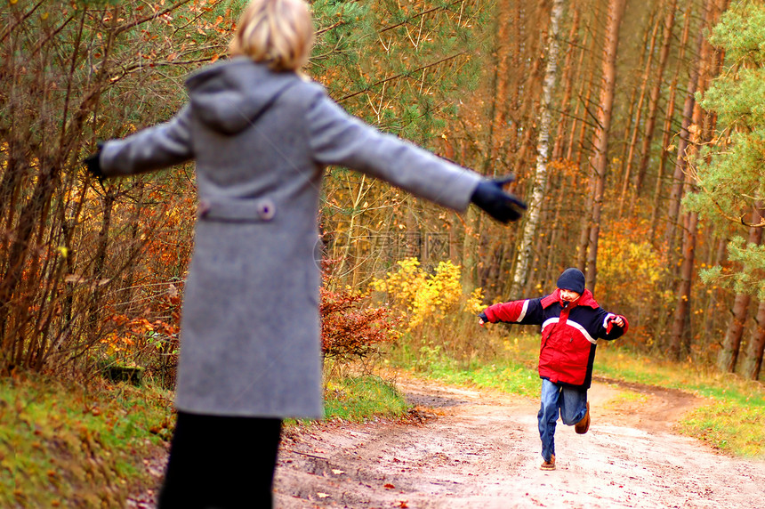 家庭爱跑步父母小路儿子中年人男生树木孩子父亲女士图片