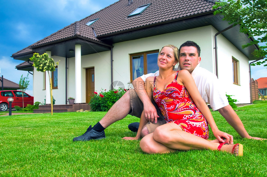 快乐的情侣夫妻院子白色财产保险幸福家庭婚姻时间房子图片