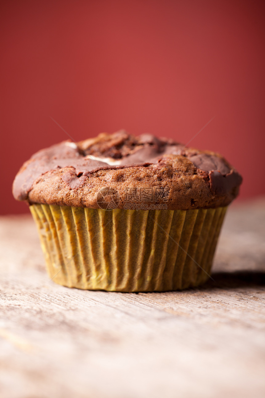 红背景的单松饼红色甜点棕色蛋糕糕点食物木头小吃巧克力图片