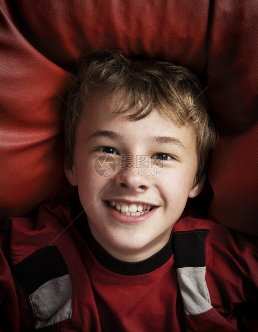 快乐的年轻男孩的肖像图片