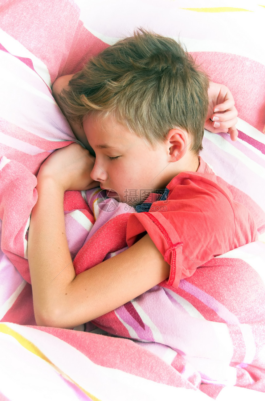 睡觉的男孩青少年睡眠男生睡衣长椅棕色头发儿子枕头孩子们图片