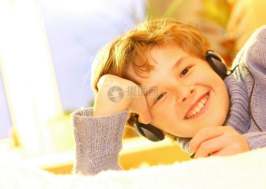 男孩听音乐孩子男生音乐小伙子们男人学校青少年学生耳朵技术图片