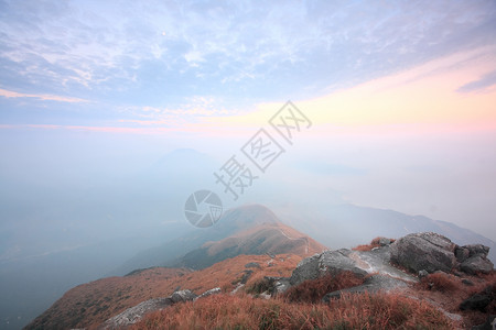 日落上山旅游岩石天气顶峰薄雾天空环境旅行太阳爬坡高清图片