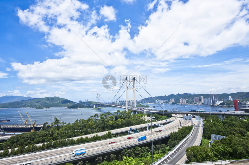 日间在城市的高速公路上蓝色海洋场景射线地标汽车天空交通旅行运动图片