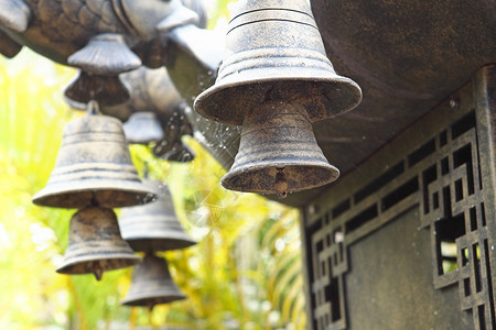 风铃挂在中国的庙宇上背景图片