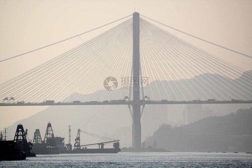 雾中的城市起重机天空公园月亮平台树木薄雾场景建筑学建筑物图片