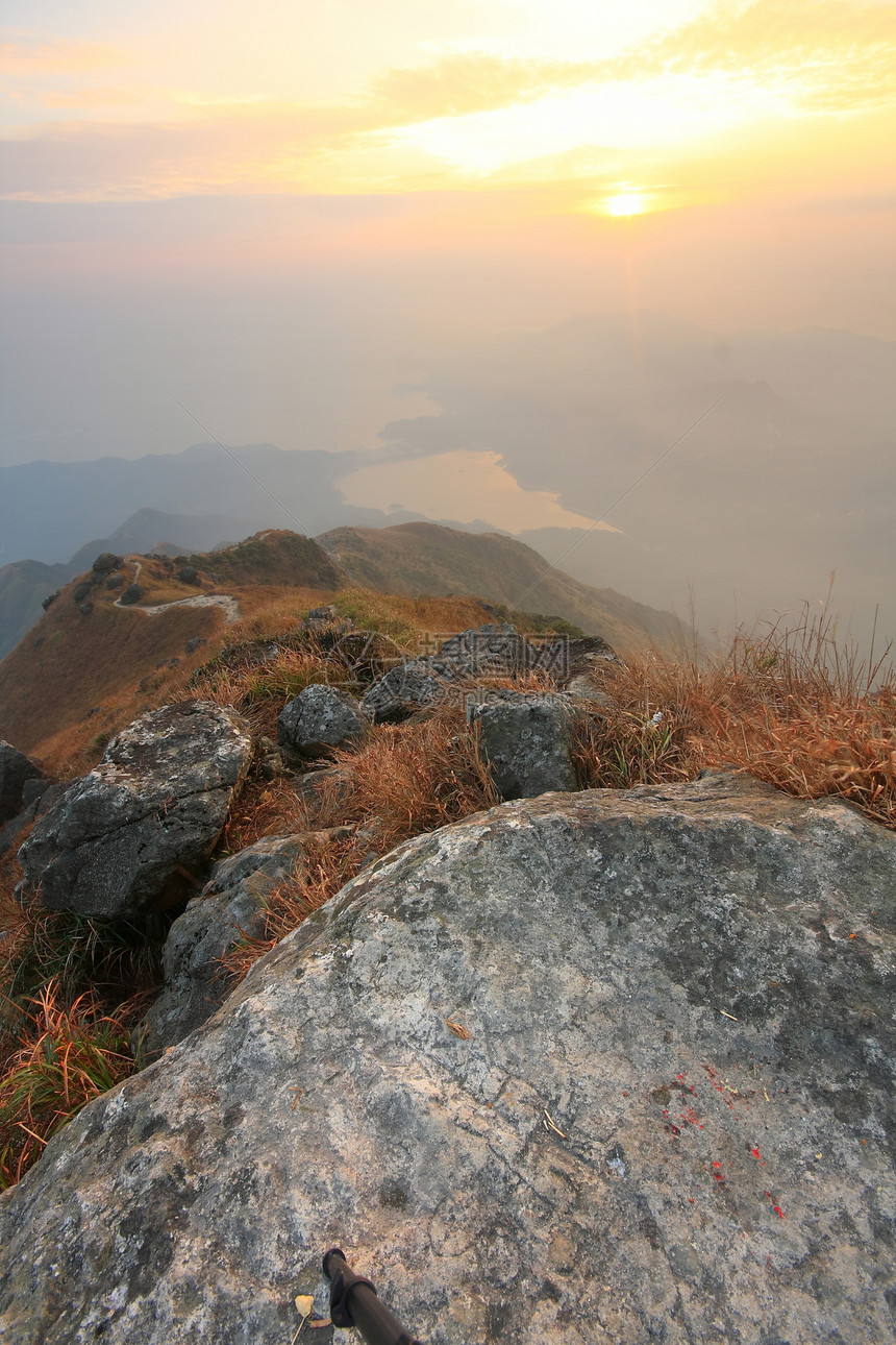 山脉日落地平线太阳旅游阴影季节旅行顶峰薄雾风景爬坡图片