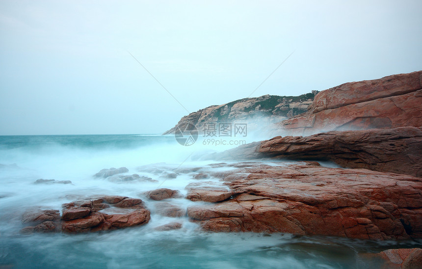 岩石海岸和深水中模糊的水 香港阳光海洋风景热带蓝色季节日落天气太阳旅游图片