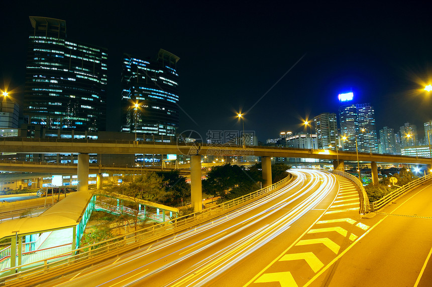 在现代城市的夜间高速公路速度条纹时间日落商业运输插头收费运动交通图片
