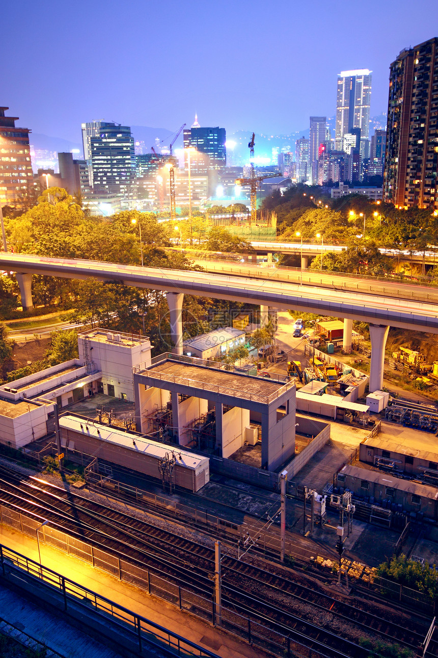 城市和火车铁路 日落时刻商业蓝色交通车站建筑学日出市中心天际速度旅行图片