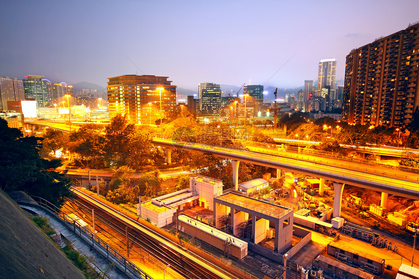 城市和火车铁路 日落时刻活动市中心蓝色运输人群旅行商业刮刀通勤者景观图片