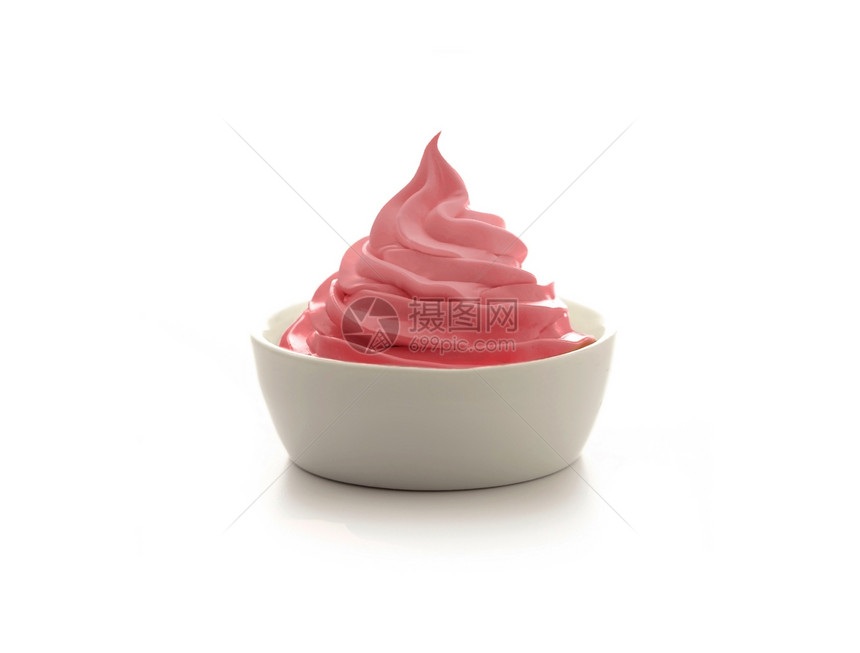 白底碗中的草莓冰淇淋图片