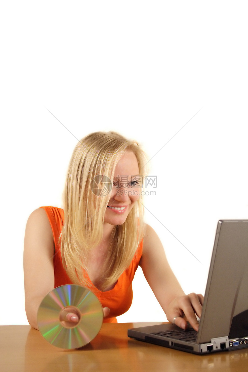 安装软件学徒女孩编程金发女郎职场贮存电脑桌子小鸡少年图片