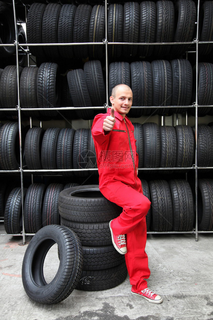 干得不错保养轮辋服务轮胎店铺员工驾驶修理工检查机械图片