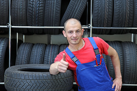 最佳服务轮胎员工检查动力机械轮辋作坊维修保养微笑高清图片