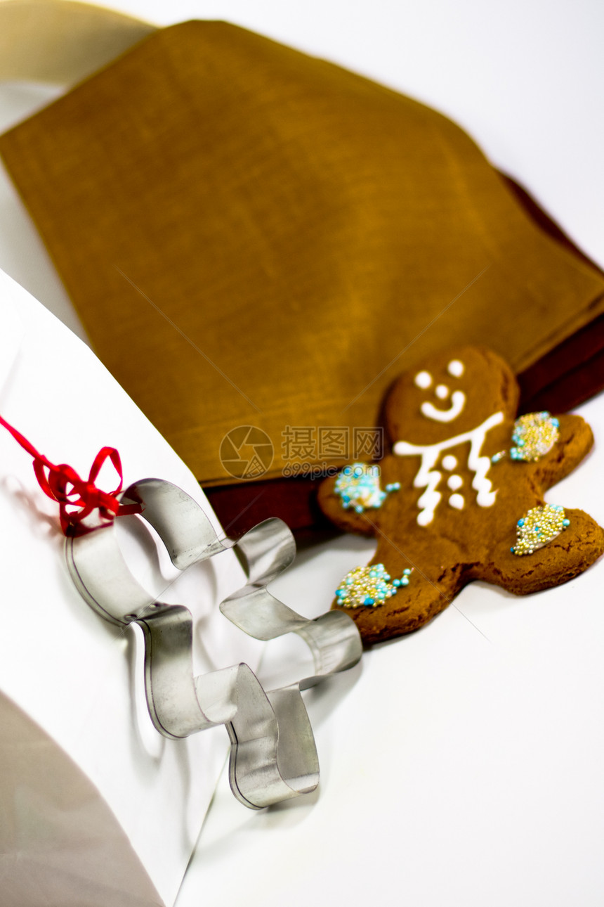 姜饼人和礼品袋季节性白色红色甜点小吃装饰微笑男人姜饼人饼干图片