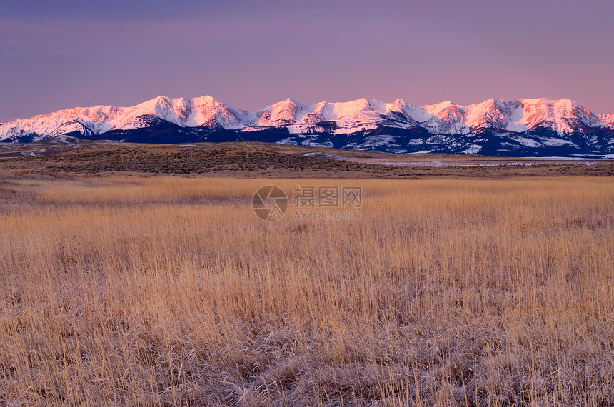 草原草和日出时的Briger山脉 美国蒙大拿州公园县图片