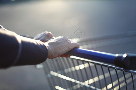 去购物杂货人类市场零售店铺购物中心蓝色超市食物购物车背景图片