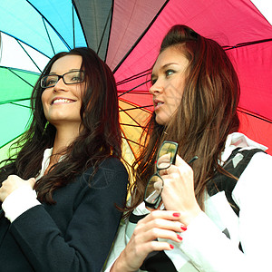 伞下笑笑的女友前景会议女性黄色女孩喜悦眼镜幸福快乐生意背景图片