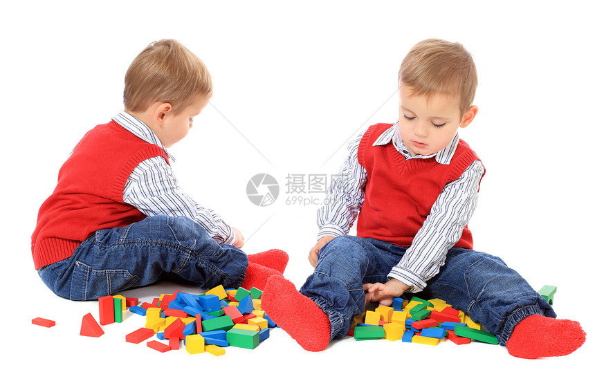 双胞胎孩子们婴儿白色玩具童年小男孩儿童砖块青年两个人图片