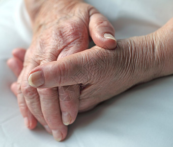 旧的皱纹手护理养老院手指退休拇指老年人老年医学背景图片