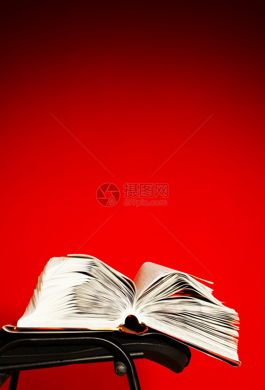 将书放在椅子上文学脊柱知识教科书教育精装百科小说页数经文图片