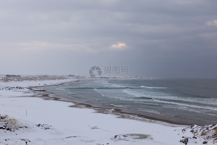 海滩上的冬天天空白色日光蓝色海洋图片