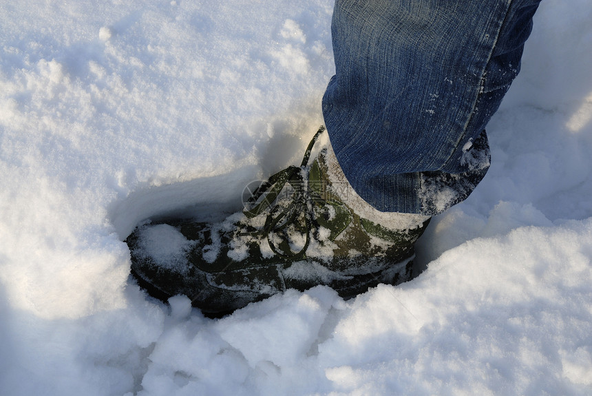 男人靴在深雪中打印指纹图片
