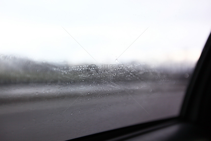 雨中驱车镜子季节反射玻璃圆圈旅行金属蓝色淋浴液体图片