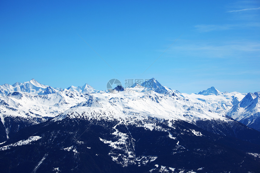 山上有高山天空松树暴风雪太阳冻结风景单板季节高度蓝色图片
