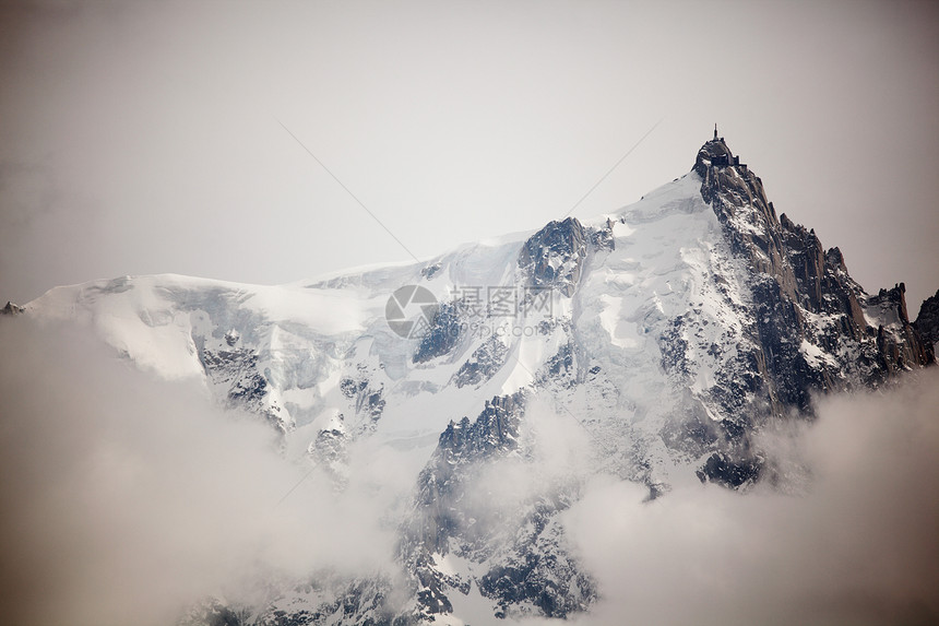 山上有高山天空冻结季节活动风景爬坡单板蓝色全景太阳图片