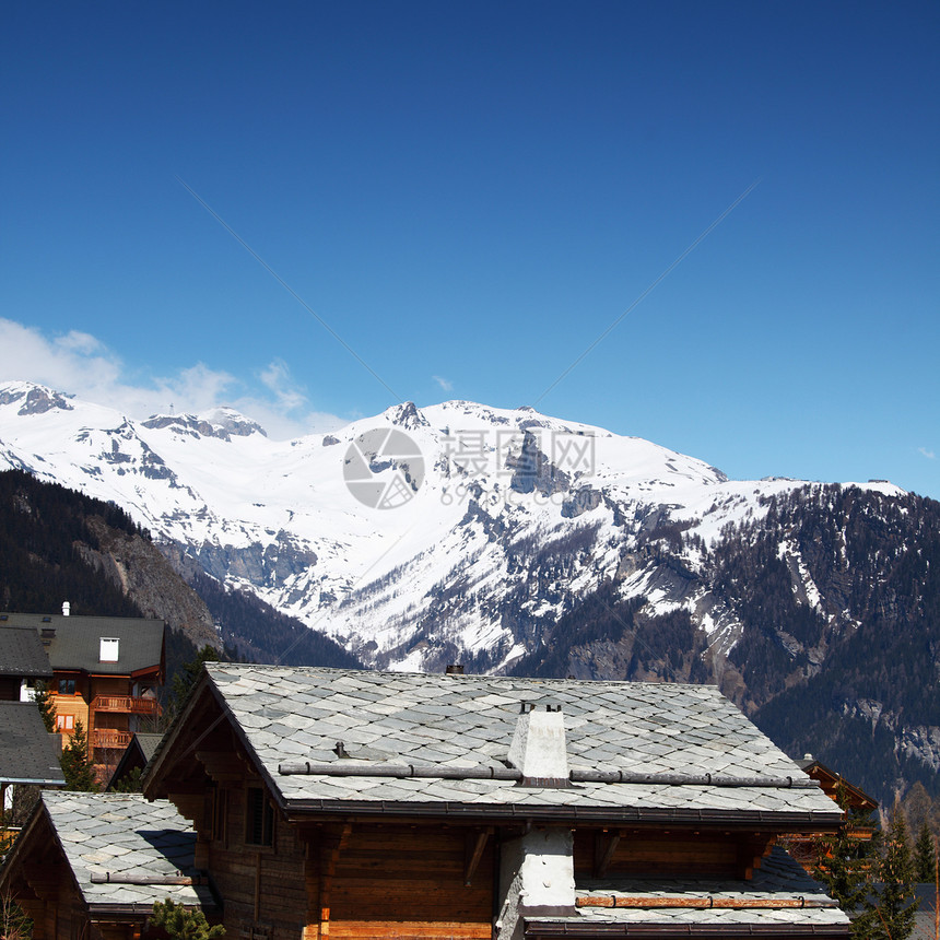 山中的白小屋旅行建筑日落房子酒店娱乐高山爬坡太阳图片