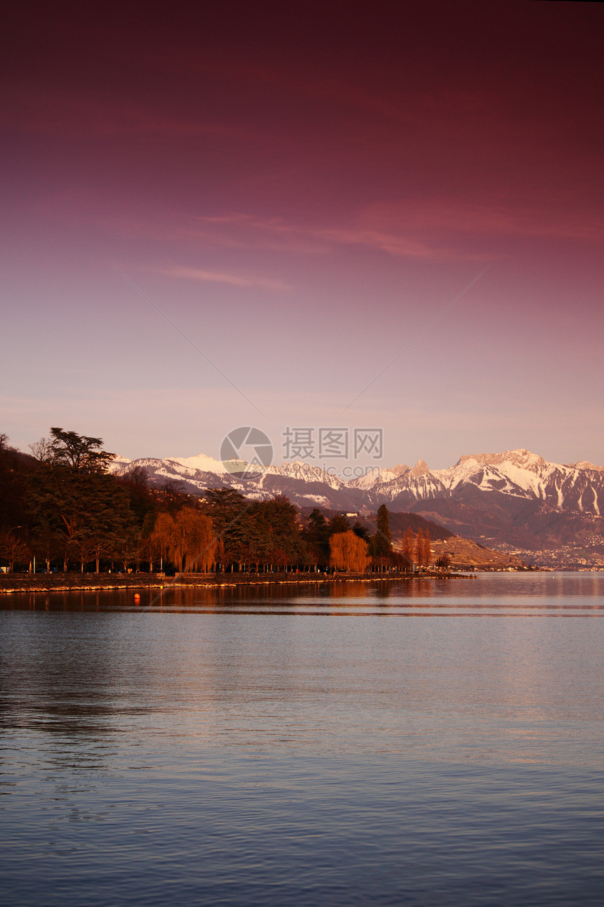 湖湖基因远景山峰帆船环境海岸线反射天空偏光片蓝色村庄图片