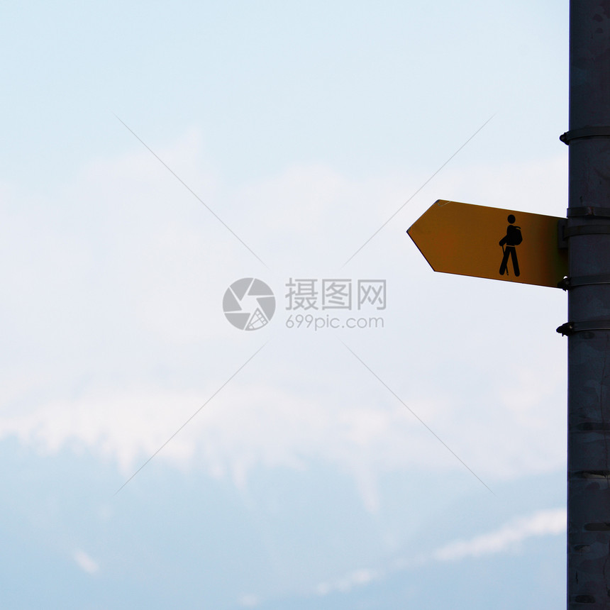 山岳中的标记季节滑雪板冻结太阳运动天空滑雪阳光蓝色小路图片