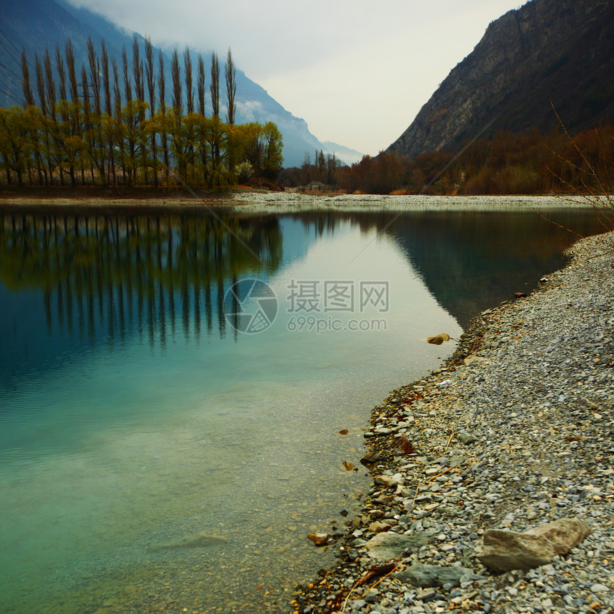 山区湖森林镜子天空树木旅行国家公园反射土地高山图片