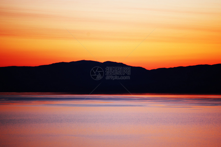 湖湖基因帆船天空环境山脉崎岖场景反射偏光片远景海岸线图片